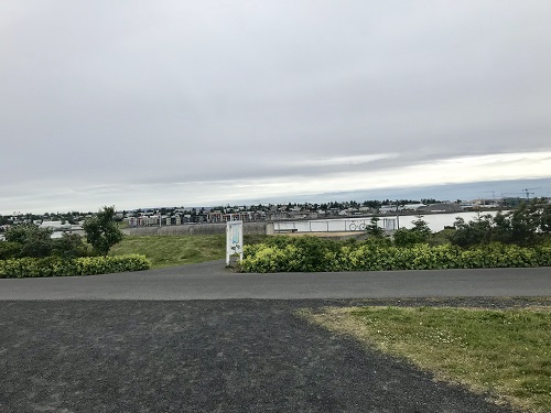 Photo of the entrance to the Nauthólsvík pool entrance, as a visitor would first approach it. Photo by Brady Dale.